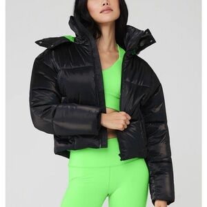 ALO pearlized pristine Puffer Jacket. Black/vibrant green